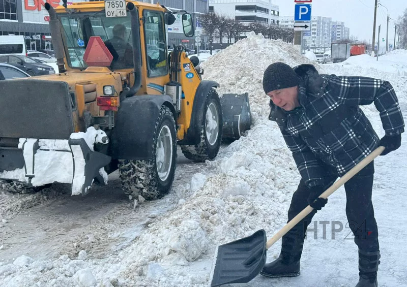 Работники исполкома Нижнекамского муниципального района вышли на уборку снега вместе с главой Рамилем Муллиным