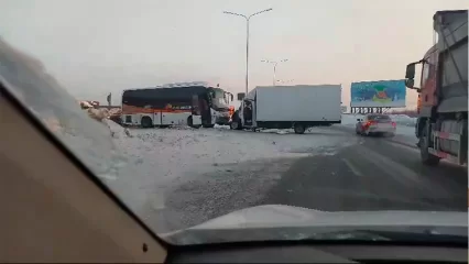 На трассе Нижнекамск – Челны пассажирский автобус столкнулся с грузовиком