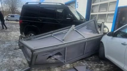 Очевидцы: на автомойке в Нижнекамске машина протаранила ворота бокса