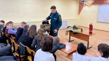 В Нижнекамске ученики коррекционной школы примерили обмундирование пожарных