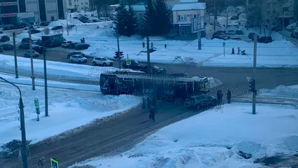 В Нижнекамске трамвай попал в ДТП, перекрыв поворот на улицу Бызова
