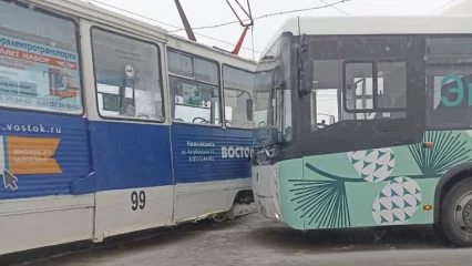 В Нижнекамске у центрального рынка столкнулись трамвай и вахтовый автобус