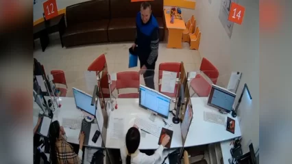 В Татарстане посетитель МФЦ спел сотруднице серенаду - НТР 24