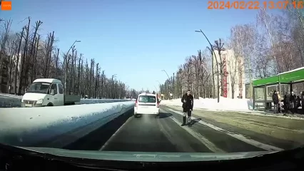 В Нижнекамске заметили пешехода посреди проезжей части - НТР 24