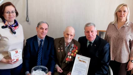 Нижнекамцы поздравили с 98-летием ветерана Великой Отечественной войны