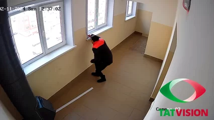 В Нижнекамске на камеру попал мужчина, искавший что-то в оконных наличниках - НТР 24