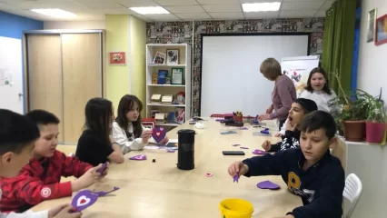 В Нижнекамске воспитанники клуба «Радуга» научились делать «валентинки» из фетра - НТР 24