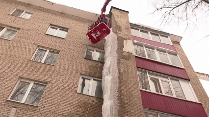 В Нижнекамске на фасаде дома с пятого по первый этаж образовалась большая наледь