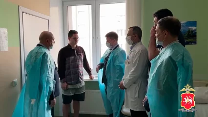 Генерал-майор навестил нижнекамских полицейских, которые лечатся после нападения - НТР 24