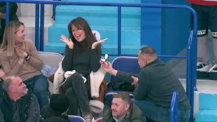 В Нижнекамске на хоккейном матче парень сделал предложение своей девушке - НТР 24