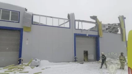 В Казани под тяжестью снега обрушилась крыша пункта приема металла, погиб человек