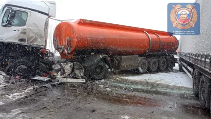 При столкновении двух грузовиков на трассе в Татарстане погиб один человек