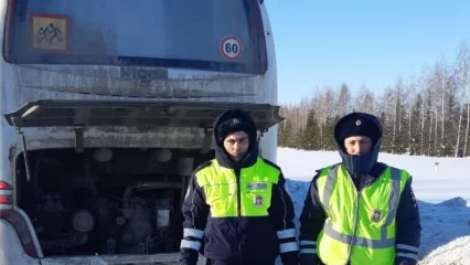 В Татарстане сотрудники ГИБДД спасли пассажиров из сломанного автобуса