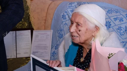 В Нижнекамске со 100-летним юбилеем поздравили ветерана труда Магфиру Рашитову