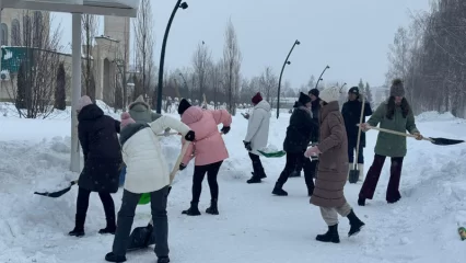 Работники исполкома НМР вышли на уборку снега