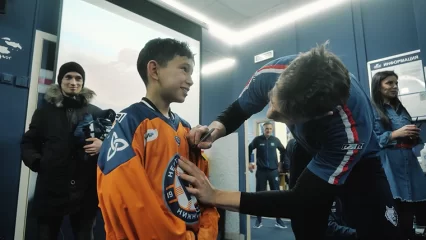 Хоккеисты «Нефтехимика» исполнили мечту юного болельщика