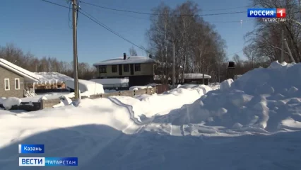 В казанском поселке единственную дорогу в город завалило снегом