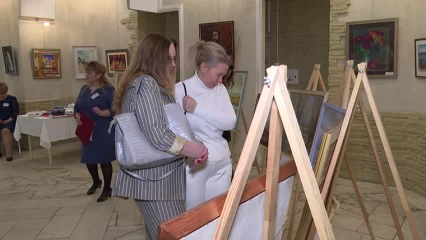 В Нижнекамске на выставке продали картинку за 15 тысяч – деньги направят бойцам СВО - НТР 24