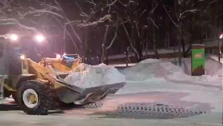 Роман Булатов показал, как ночью вывозят снег с пр. Химиков в Нижнекамске