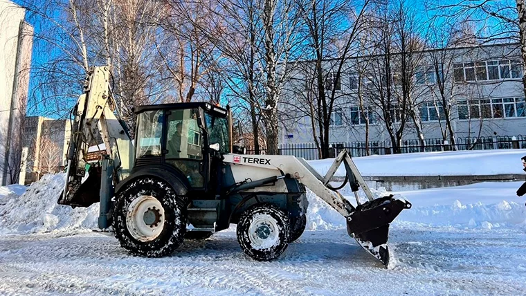 В Нижнекамске чистят от снега внутренние дороги, территории парков и скверов