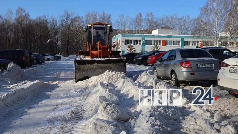 Для удобства нижнекамцев исполком города начал очищать от снега парковочные места у поликлиники №1