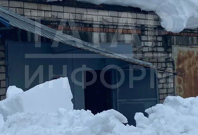 В Татарстане госпитализировали мужчину, на которого упал снег с крыши