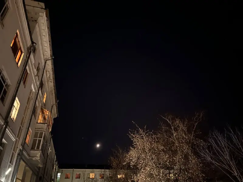 Юпитер рядом с Луной в ночь на 14-е марта 2024 года в небе над Казанью