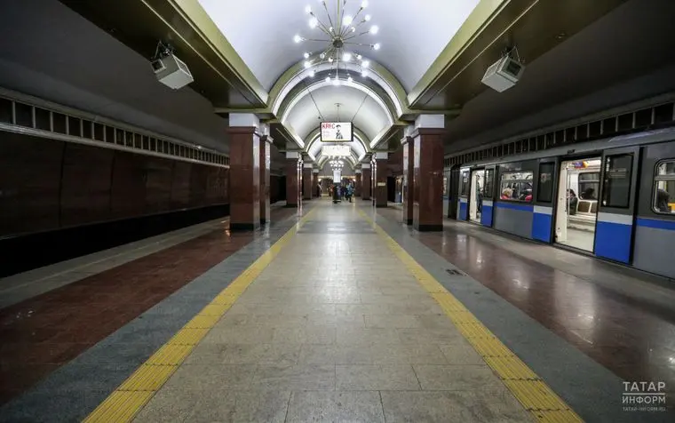 В Казани в метро женщина упала на рельсы
