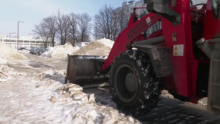 В Нижнекамске со дворов, находящихся в зоне риска подтопления, начали вывозить снег