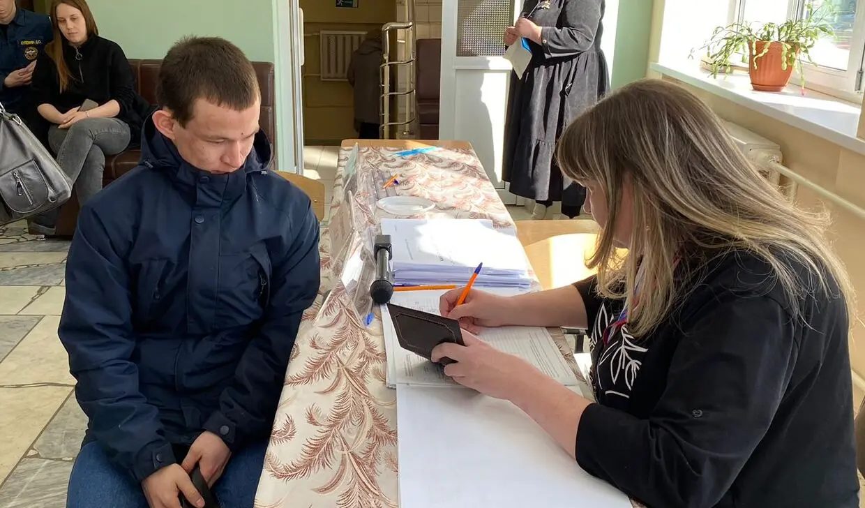 В Нижнекамске проголосовали слабовидящие с помощью трафаретов со шрифтом Брайля