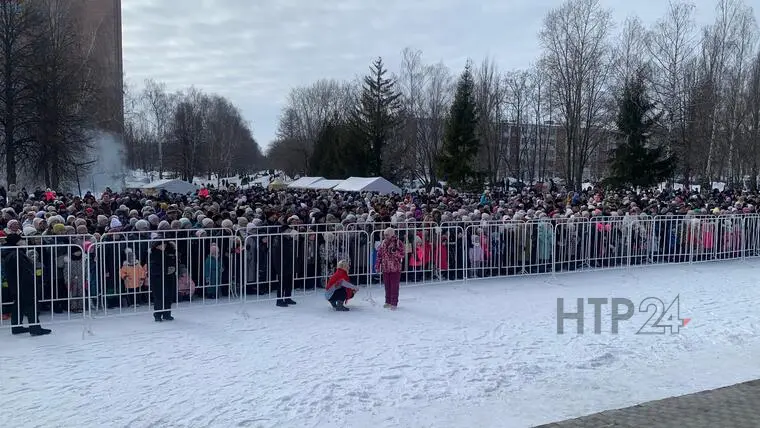 Зрители праздника, состоявшегося у Дома народного творчества 10 марта // Фото: НТР 24