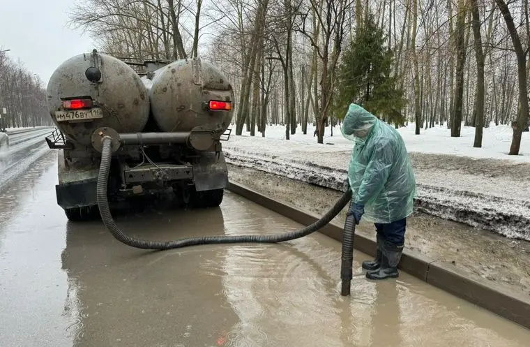 В Нижнекамске откачивают воду с городских дорог и рыхлят снег