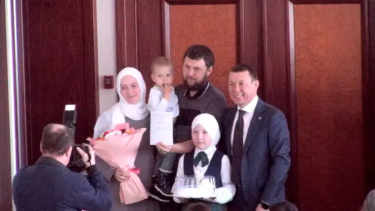 Две нижнекамские семьи получили 4 млн рублей по новому федеральному проекту
