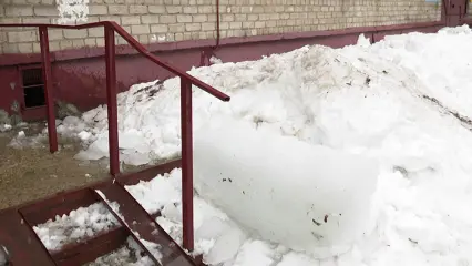 В Нижнекамске с крыши дома упала глыба льда