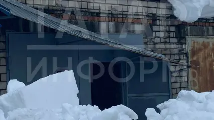 В Татарстане госпитализировали мужчину, на которого упал снег с крыши
