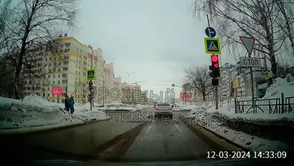 В Нижнекамске водитель иномарки решил стоять на «зелёный» и ехать на «красный» - НТР 24