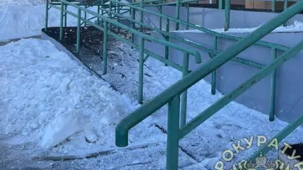 В Альметьевске на пятимесячного ребенка с крыши упала снежная глыба