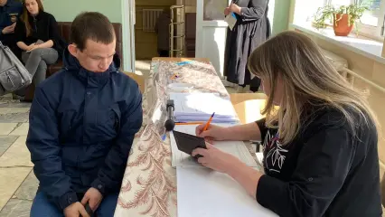 В Нижнекамске проголосовали слабовидящие с помощью трафаретов со шрифтом Брайля