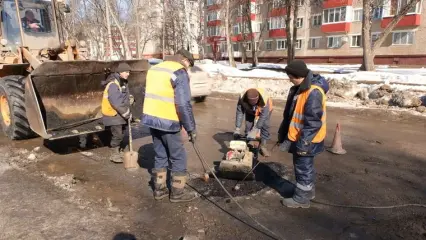 В Нижнекамске приступили к аварийному ремонту дорог холодным методом