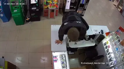 В Нижнекамске мужчина под камерой ограбил точку, где продают смартфоны