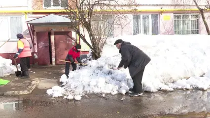 В Нижнекамске жильцы дома вышли на помощь дворнику рыхлить снег