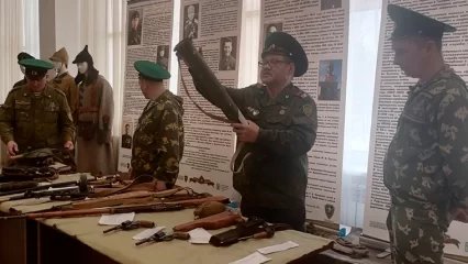 Пограничники показали нижнекамцам экспонаты времен Великой Отечественной войны - НТР 24