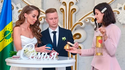 Молодожёны Нижнекамска зажгли семейный очаг от всероссийского «Сердца России» - НТР 24