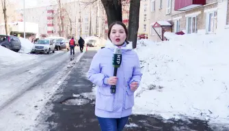 Альбина Валеева во время съемок репортажа о вывозе снега из города в марте