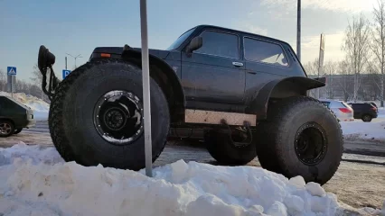 В Нижнекамске заметили необычную «Ниву» с огромными колёсами - НТР 24