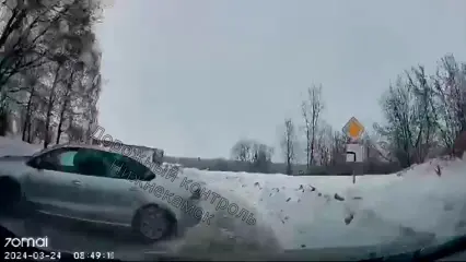 В Нижнекамске на водителя из-за поворота вылетело авто в неуправляемом заносе