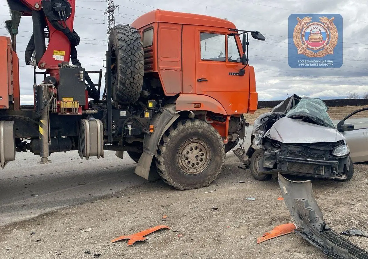 Водитель иномарки погибла после столкновения с КамАЗом на трассе в Татарстане