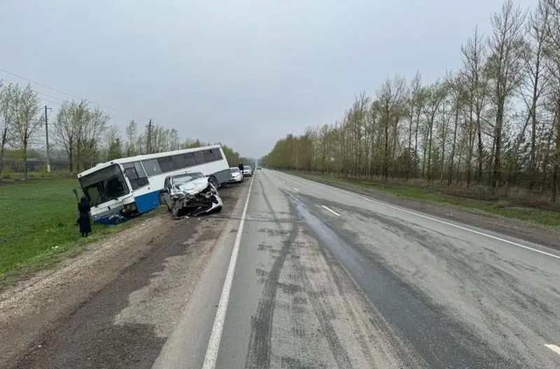 На трассе Заинск – Нижнекамск из-за тумана столкнулись вахтовый автобус и «Матиз»