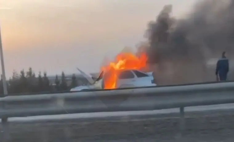 Очевидцы сняли на видео горящий автомобиль на трассе Челны — Нижнекамск