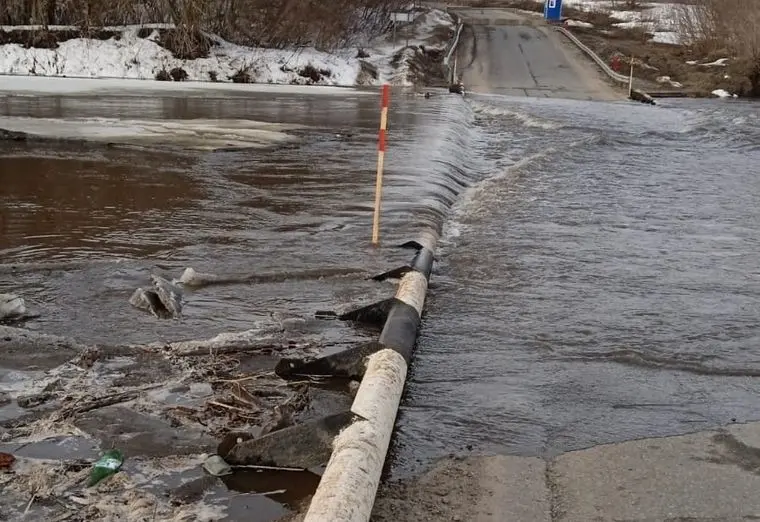 В Татарстане из-за подъема уровня воды закрыли два моста через реку Свияга